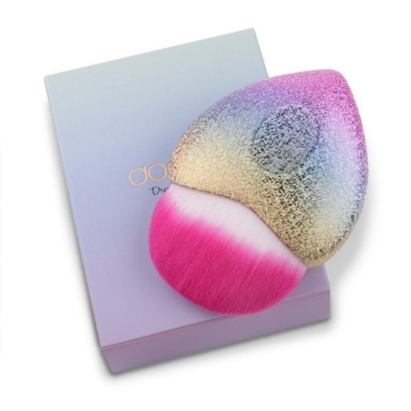 ✨3 for $15✨Rainbow Sparkle Makeup Brush - Picture 2 of 8